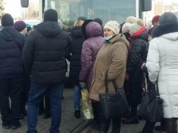 На Днепропетровщине люди бунтуют против повышения коммунальных тарифов (ФОТО.ВИДЕО)