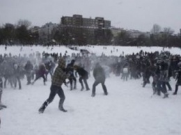 Жители Мадрида обрадовались снегу и устроили "битву": вмешалась полиция, видео