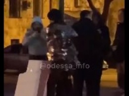 В Одессе вора привязали к столбу прямо в центре города: видео