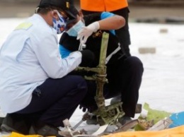 Спасатели обнаружили черные ящики упавшего в Индонезии самолета