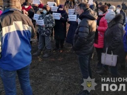 Жители Запорожской области вышли на митинг против работ в каолиновом карьере