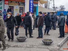 В Днепре возле Кучартовского рынка собралось много людей: что происходит