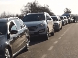 На украинско-словацкой границе образовалась огромная очередь, водители стоят в пробке уже вторые сутки