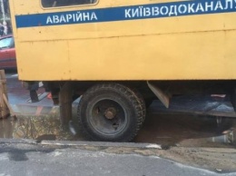 В Киеве из-за аварии на коллекторе провалилась дорога