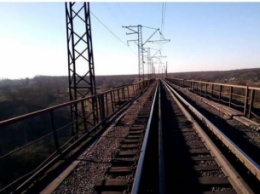 На Днепропетровщине мужчина хотел совершить самоубийство на железнодорожном мосту: подробности