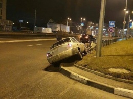 На улице Клочковской авто "Mazda" подрезало "Daewoo": машина въехала в забор, - ФОТО