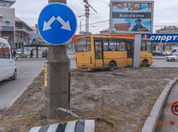 В Днепре на съезде с Нового моста автобус врезался в столб и выехал на разделитель