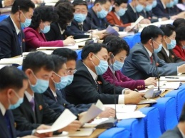 В КНДР чиновники внезапно начали носить маски спустя почти год пандемии
