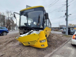 Пытался не врезаться в Крайслер: на съезде с Нового моста автобус попал в ДТП (видео)