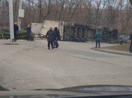 Немного в крови, но живой: в Днепре перевернулась фура из-за неисправных тормозов