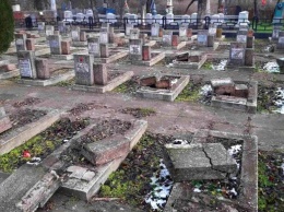 В Херсоне вандалы разгромили кладбище