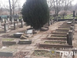 На херсонском кладбище разрушили 17 памятников братской могилы