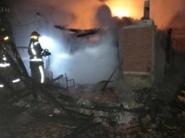 В Киеве полностью сгорело здание возле частного дома: фото