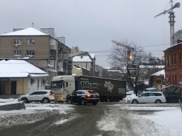 В Днепре на Троицкой застряла фура: проезд перекрыт