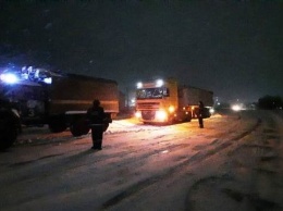Из снежных заносов на Херсонщине вытащили 18 грузовиков