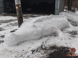 В Днепре на Большой Диевской появился огромный крокодил из снега