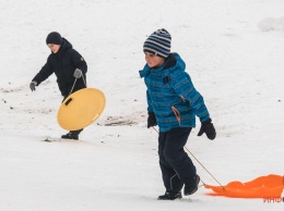 Снег «выгнал» на улицу десятки детей: зимнее настроение захватило весь Днепр