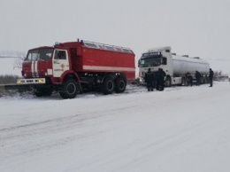 В нескольких областях Украины из-за непогоды на трассах застряли десятки водителей