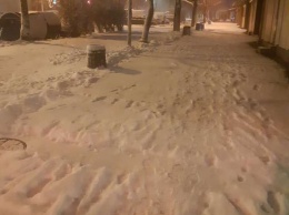Неожиданный снег заблокировал украинские города и автомобили (видео)
