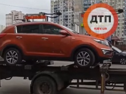 В Киеве эвакуатор забрал автомобиль с ребенком в салоне: видео