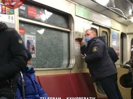 Считают убытки: в киевском метро рассказали, как чинят поезда после нападения вандалов