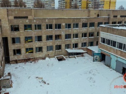 В Днепре разворовывают опустевшее здание межшкольного комбината