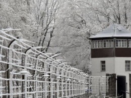 Локдаун в Германии: немцы ездят кататься на санях по братским могилам в Бухенвальде