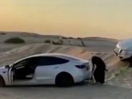 Электрокар Tesla Model 3 вытащил из песка внедорожник Nissan Patrol