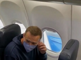 Алексей Навальный - на борту самолета из Берлина в Москву