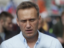 Навальный вылетел в Москву: В российском аэропорту произошло первое задержание