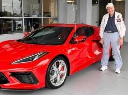 90-летний автолюбитель празднует день рождения с новым Chevy Corvette C8