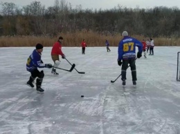 Жители Покрова устроили хоккей на пляже (ФОТО)