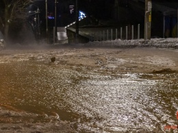 В Днепре из-под дома на Ефремова бежит вода: Крутогорный спуск превратился в реку