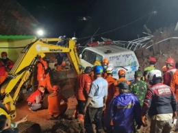 Число жертв землетрясения в Индонезии возросло до 81