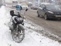 Аксенов назвал уборку дорог в Крыму в снегопад отвратительной