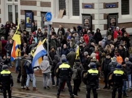 В центре Амстердама полиция жестко разогнала антиправительственный протест против карантина