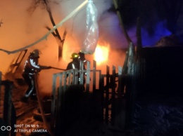 В Кривом Роге поздним вечером сгорели дотла пять сараев вблизи многоквартирных домов