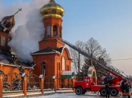 Недалеко от Днепра полыхает церковь