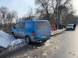 Родился в рубашке: на Заводской авто снесло забор и едва не упало с моста (видео)