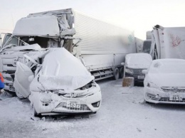 Фотофакт: Из-за снежной бури в Японии столкнулись 130 автомобилей