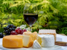 Специалисты подтвердили пользу красного вина и сыра для мозга