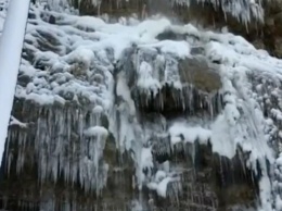 В Крыму замерз и обледенел самый высокий водопад