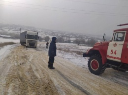 Две фуры застряли в сугробах (фото)