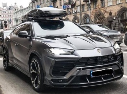 В Киеве заметили редкий внедорожник Lamborghini за 11 миллионов