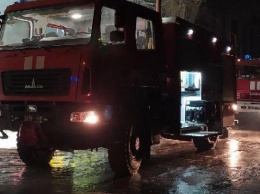 В Запорожье ночью загорелся магазин стройматериалов - фото