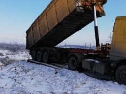Выгружал промышленные отходы в балку: в Днепровском районе задержан водитель грузовика