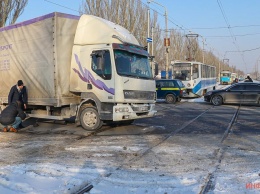 В Днепре на Донецком шоссе трамвай № 19 врезался в грузовик
