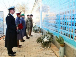 Британские дипломаты почтили память украинских киборгов