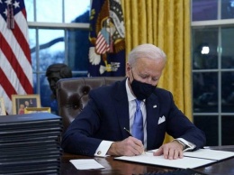 Байден подписал первые 17 указов на посту президента США