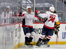 НХЛ отстранила от игр и тренировок четырех российских хоккеистов. Они нарушили ковид-протокол